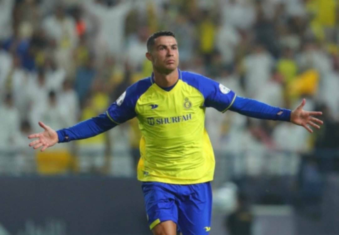 رونالدو يمازح أحد الصحفيين بسبب صفقات النصر