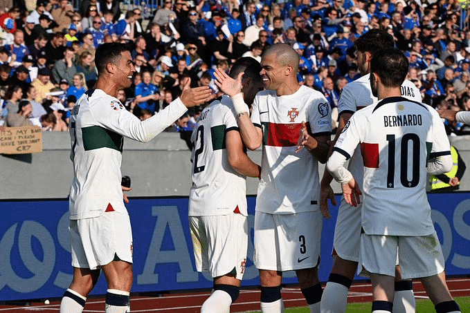 رونالدو يقود البرتغال لتجاوز عقبة أيسلندا في مباراته الـ200