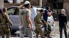 مستوطنون يسرقون فلسطينيا ويعتدون على رعاة أغنام في الخليل