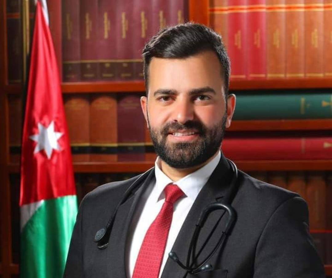 عصام الحجاوي يُهنئ نجله احمد  بحصوله على شهادة البكالوريوس بالطب والجراحة العامة