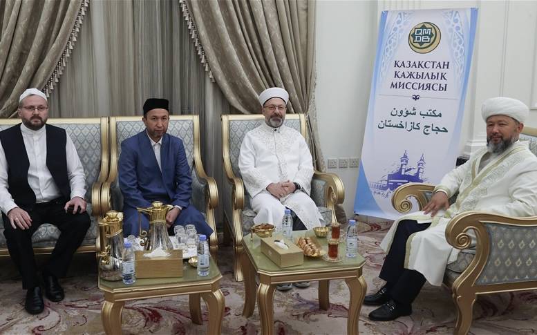 رئيس الشؤون الدينية التركي يلتقي حجاج كازاخستان