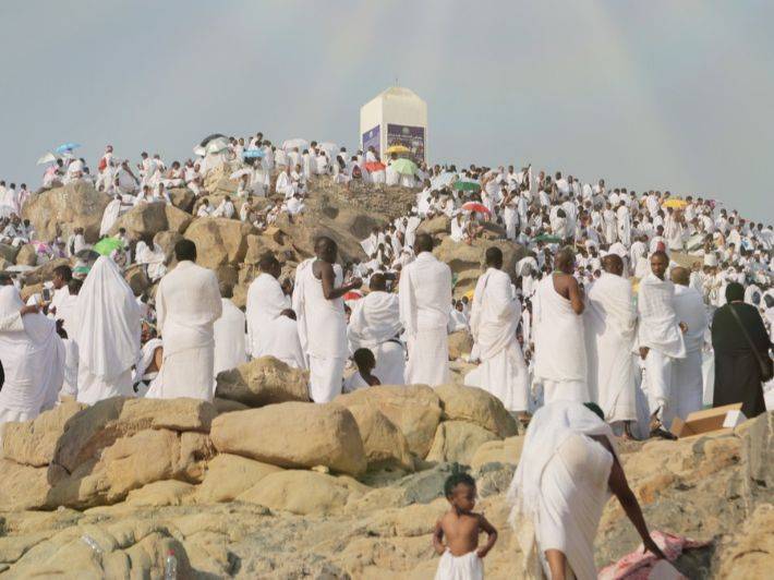 ضيوف الرحمن يتوافدون إلى صعيد عرفات لأداء ركن الحج الأعظم