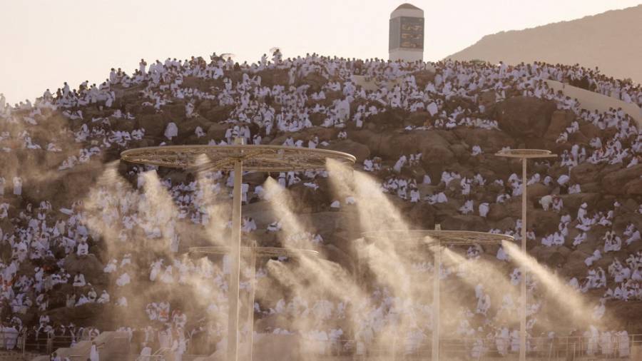 يوم عرفة: صلاة وتلاوة قرآن وأدعية وسط لهيب أشعة الشمس