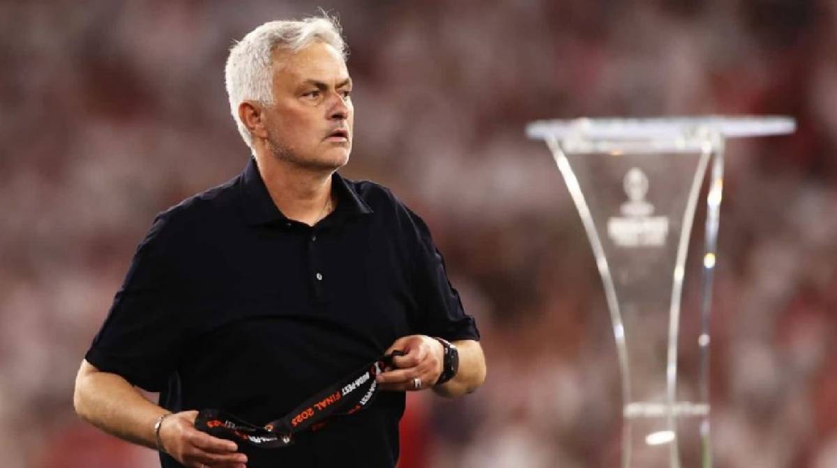 إيقاف مدرب روما جوزيه مورينيو 10 أيام