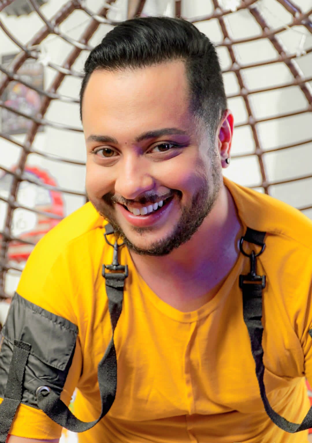 بعد غياب.. المغربي عبد الصمد شرف يعود بأغنية يا لمغرّب