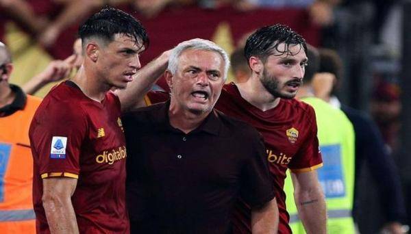 مورينيو ذا الوجهين بشهادة مدافع روما .. كيف ذلك؟