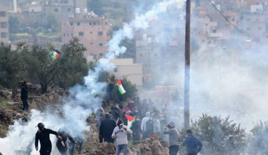 إصابات بالاختناق والاحتلال يشدد إجراءاته العسكرية بمحيط نابلس