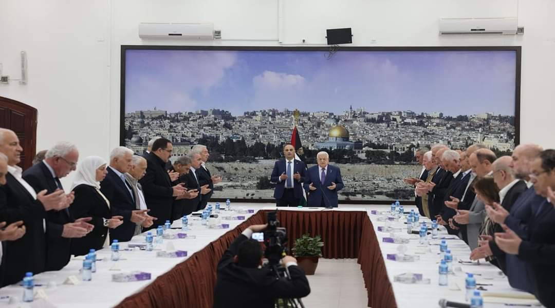 القيادة الفلسطينية تقرر وقف الاتصالات واللقاءات مع الجانب الإسرائيلي ودعوة الأمناء العامين لاجتماع طارئ