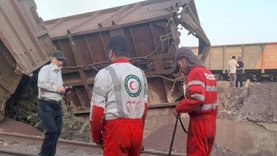إيران.. مصرع شخص وإصابة اثنين في حادث انقلاب قطار شحن