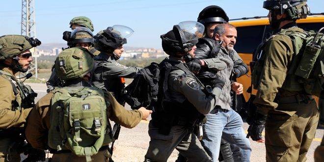 قوات الاحتلال تعتقل 10 فلسطينيين في الضفة الغربية