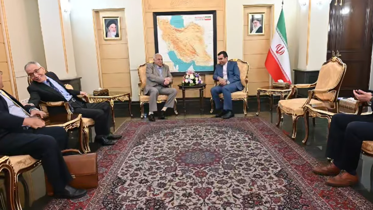 وزير الخارجية الجزائري يصل طهران