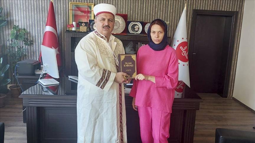 سيدة أوكرانية تعيش في تركيا تعتنق الإسلام
