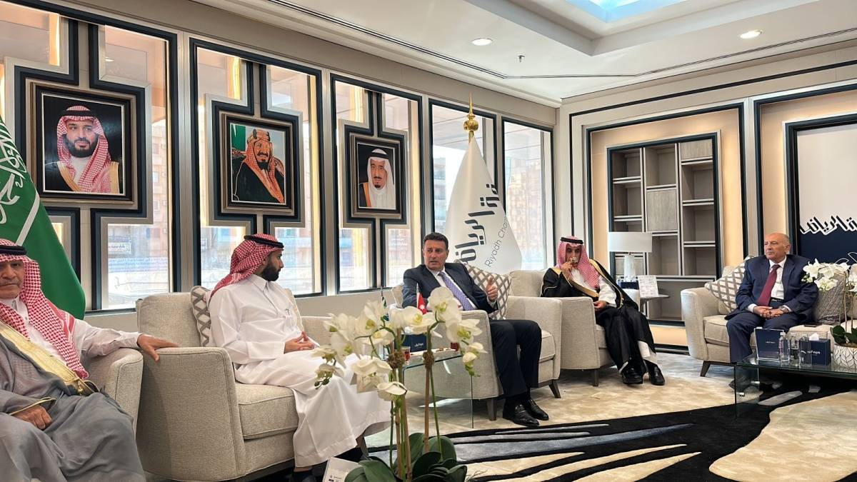 الصفدي يصل السعودية وآل الشيخ يستقبله بمطار الملك خالد الدولي ويبدأ زيارته بلقاءات بغرفة تجارة الرياض
