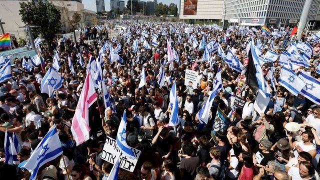 إسرائيل: تظاهرات وإغلاق طرق احتجاجا على تقويض صلاحيات المحكمة العليا