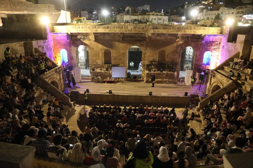 عرض مسرحية 2077 من يريد البقاء ضمن مهرجان مسرح الرحالة
