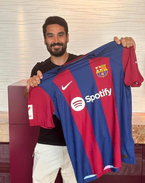 جوندوجان: ليفاندوفسكي أدهشني وأقنعني ببرشلونة