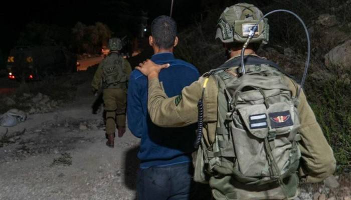 الاحتلال يعتقل 15 فلسطينيا بالضفة الغربية