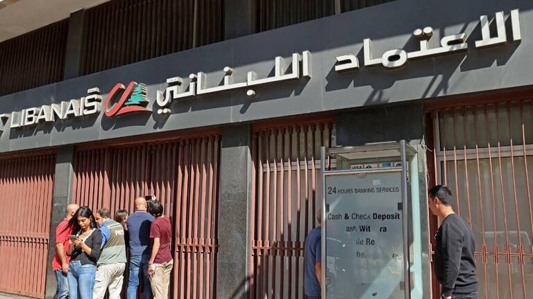 لبنان.. مودع يقتحم مصرفا ومعه قنبلة