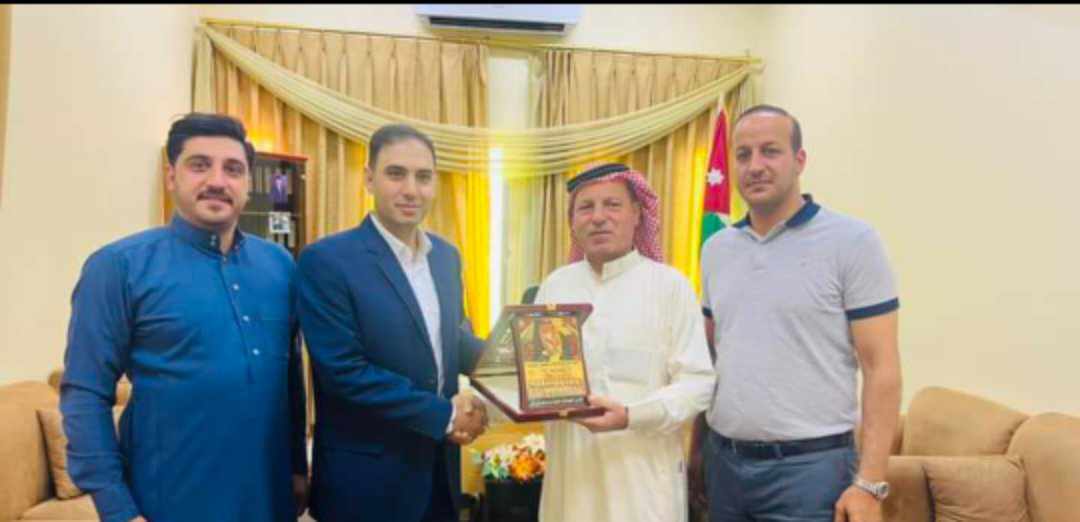 رئيس فرقة معان للفنون الشعبية يكرم الاعلامي عمرو الرواد