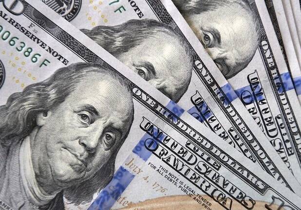 خبير يشير إلى خطوة طعنت فيها واشنطن بسمعة الدولار