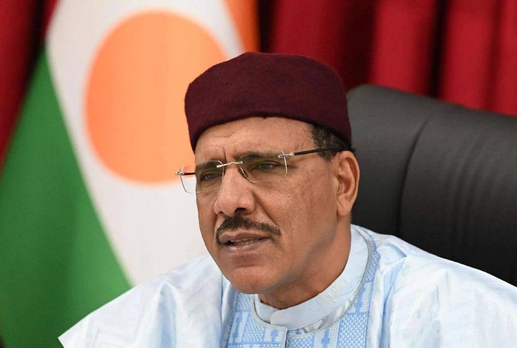 النيجر.. عسكريون يعلنون عزل الرئيس بازوم وإغلاق الحدود