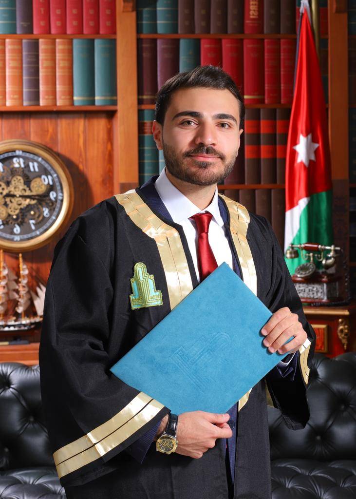 النقيب الحلحولي يهنئ اسماعيل  الحلحولي بشهادة البكالوريوس