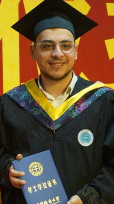 المؤرخ العرموطي يهنىء معالي د.بركات عوجان بمناسبة تخريج نجله سليمان