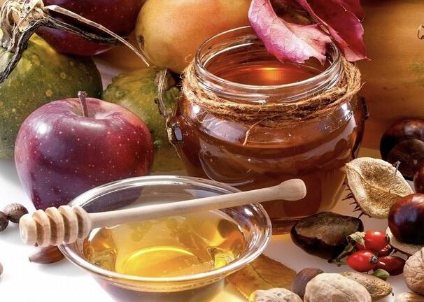 طبيب روسي يصف العسل والفواكه بالحلويات الأكثر فائدة
