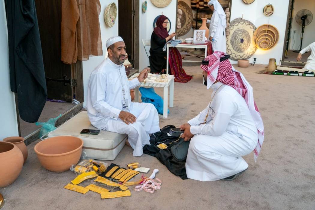 الجناح السعودي يستعرض جودة وأناقة البشت الحساوي في مهرجان جرش...صور