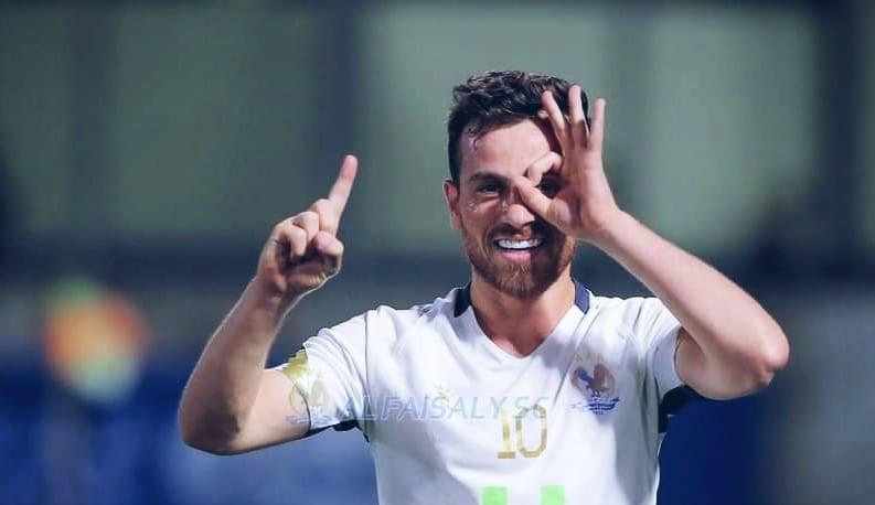 العطار يوقع للرفاع البحريني