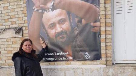 زوجة البرغوثي تنقل رسالة إلى الملك بشأن خلافة زوجها لعباس