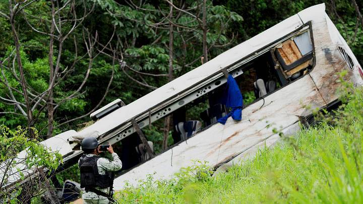 مقتل 18 شخصاً في حادث تحطم حافلة بالمكسيك
