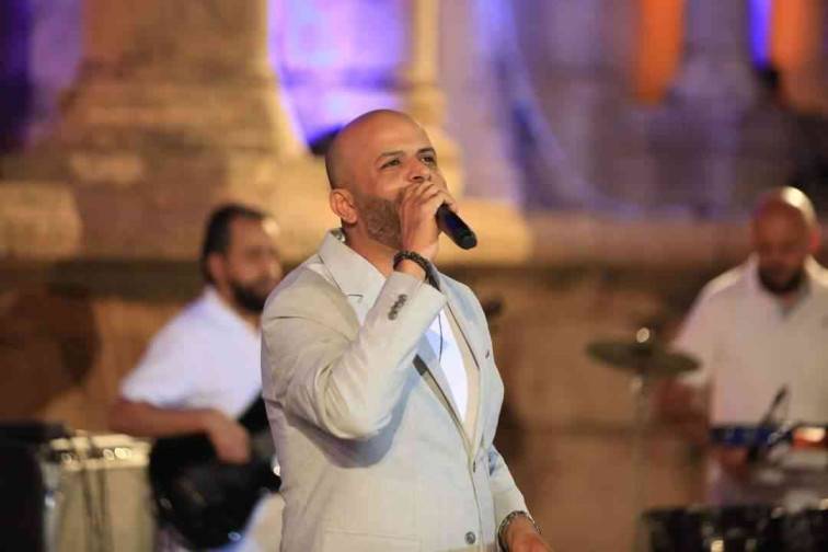 فرحًا بهتافات أكثر من 5 آلاف شخص.. أبو تايه يذرف الدموع
