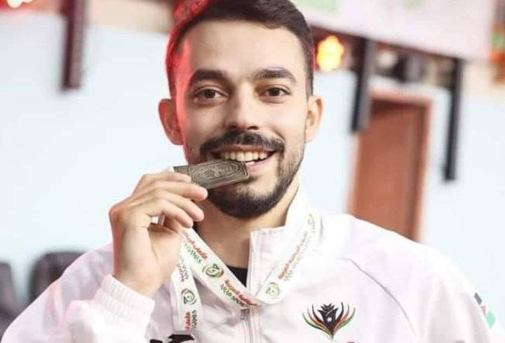 لاعب المنتخب الوطني والأمن العام لكرة الطاولة زياد الدميسي يتأهل الى نهائي البطولة العربية .