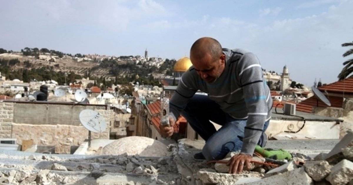 سلطات الاحتلال تجبر عائلات فلسطينية مغادرة منازلها