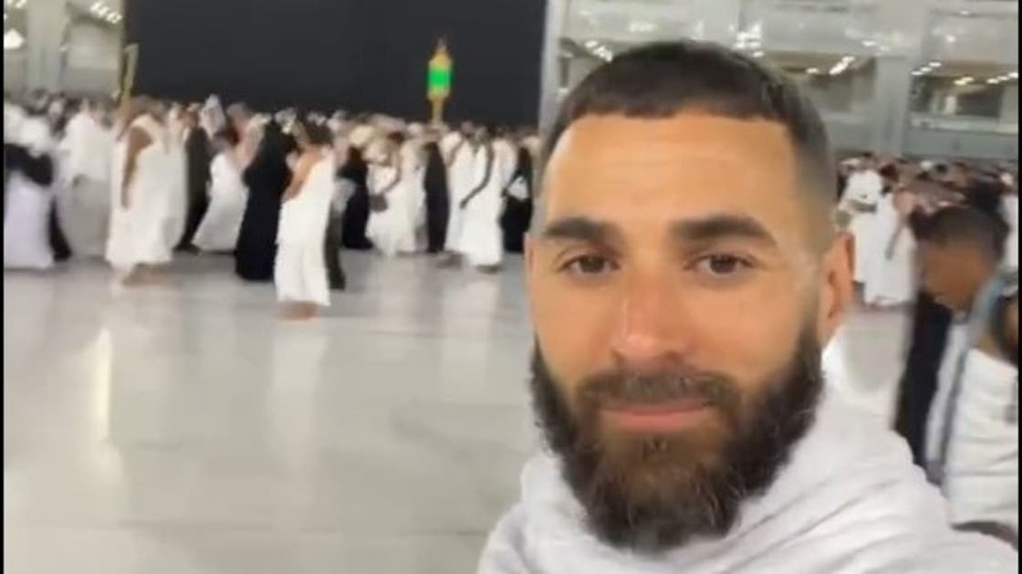 كريم بنزيمة يؤدي مناسك العمرة