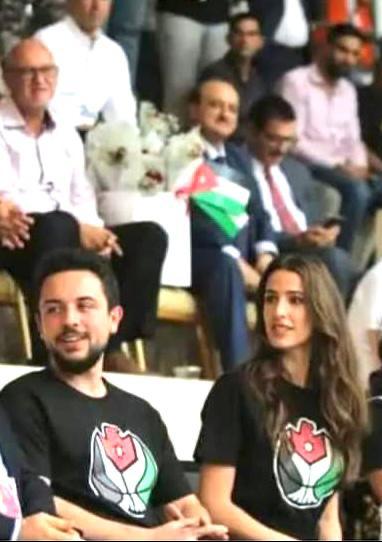 سمو ولي العهد والاميرة رجوة أثناء مبارة الأردن والمكسيك