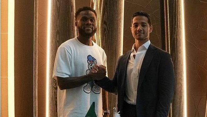الأهلي السعودي يواصل صفقاته المدوية بالتعاقد مع كيسي نجم برشلونة