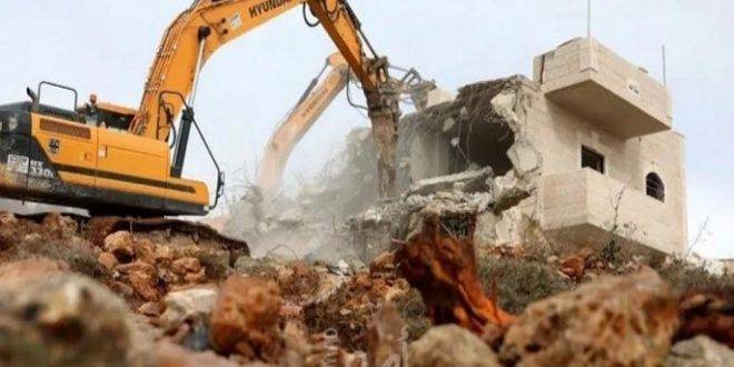 الاحتلال يجرف أراضي شرق بيت لحم ويجبر فلسطينياً على هدم منزله
