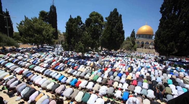 50 ألف مصل يؤدون صلاة الجمعة في المسجد الأقصى المبارك