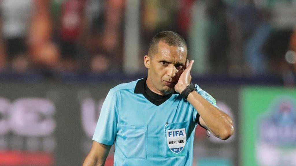 صافرة المغربي الدولي رضوان جيد تضبط نهائي ديربي الشرق الأوسط بين الهلال والنصر