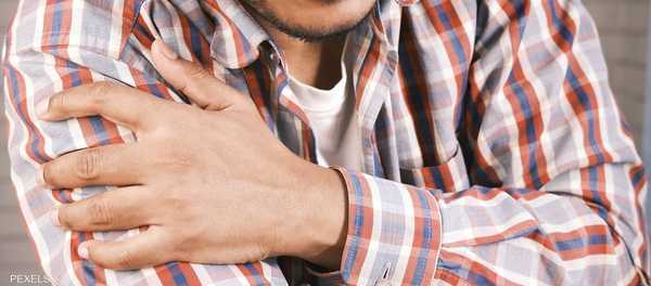 لا تتجاهله.. ألم الكتف مؤشر على هذه الحالة الخطيرة