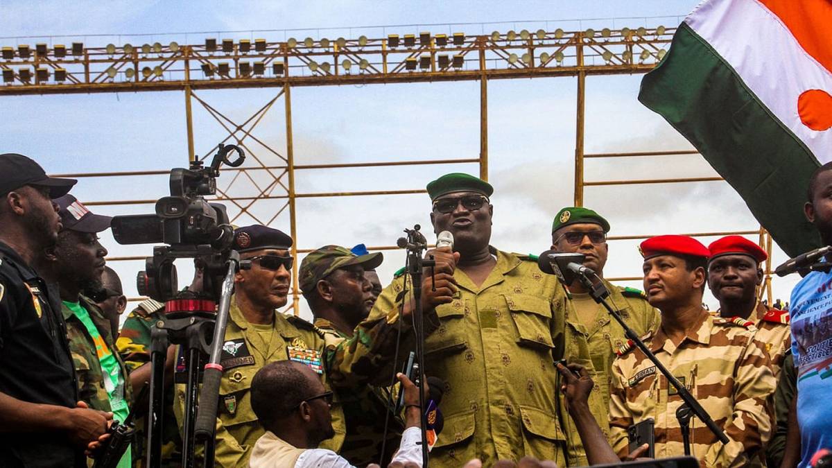 بين إرسال وفد والتلويح بالقوة.. إيكواس تبحث عن سبل للتعامل مع انقلابيي النيجر