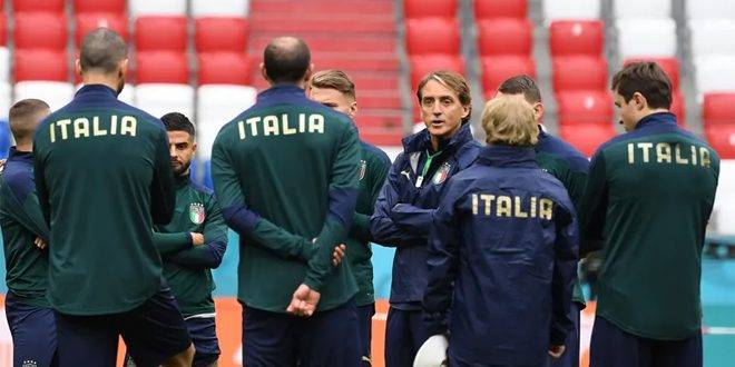 مانشيني يستقيل من تدريب المنتخب الإيطالي لكرة القدم