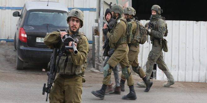اعتقال 19 فلسطينياً في الضفة الغربية واثنين قبالة ساحل قطاع غزة