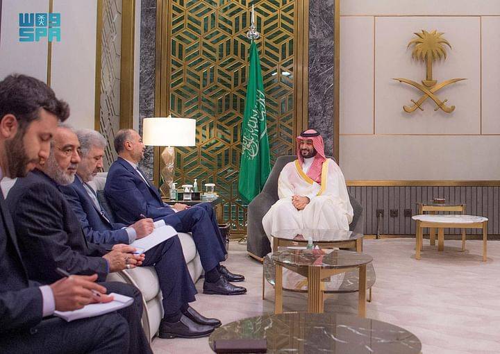ولي العهد السعودي يستقبل وزير الخارجية الإيراني ويستعرضان العلاقات بين البلدين