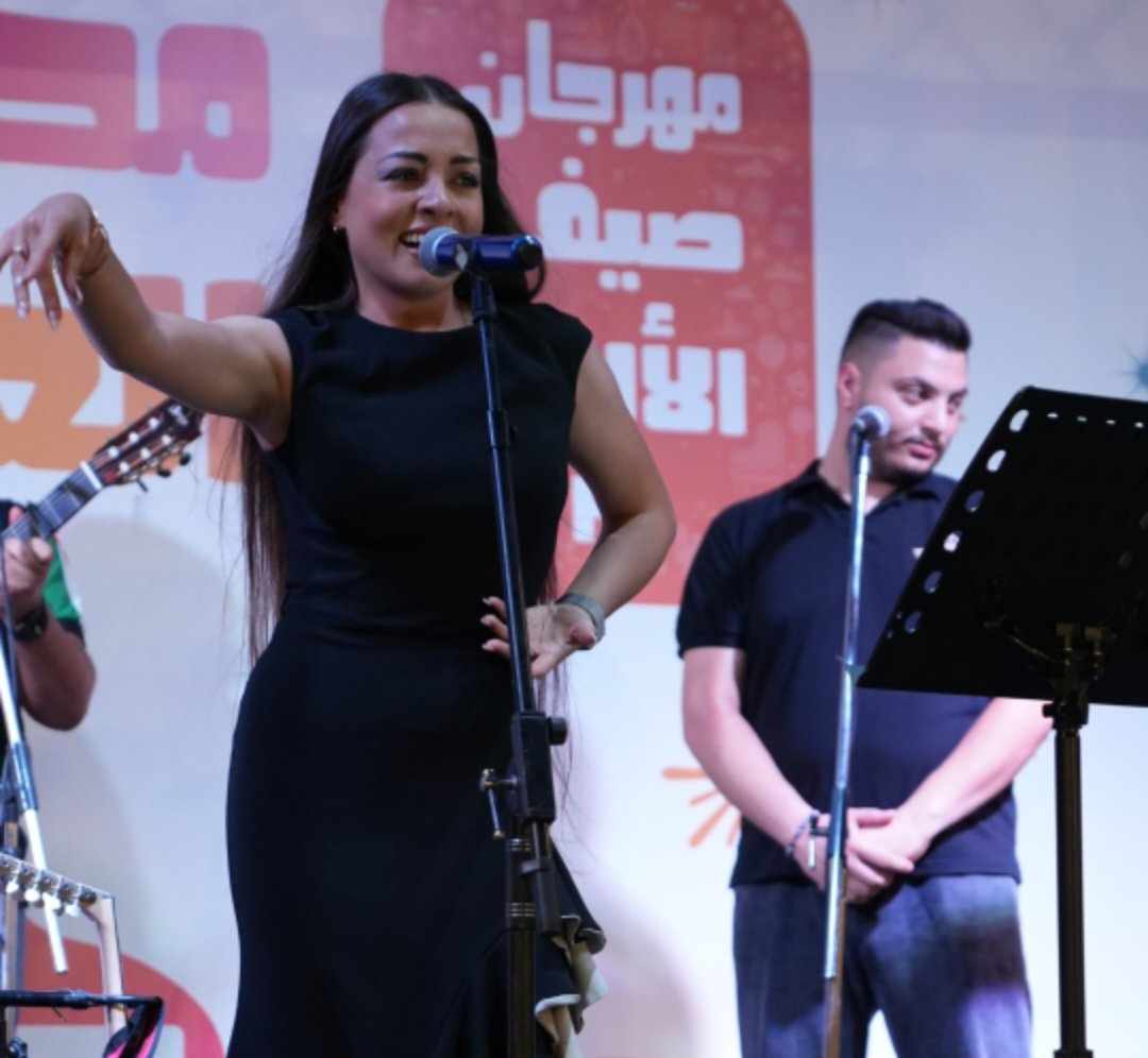 الفنانة الأردنية فيوليتا اليوسف تحيي  ليلة من العمر في العقبة