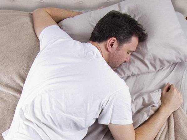 خبير يحذر: لا تناموا على بطونكم