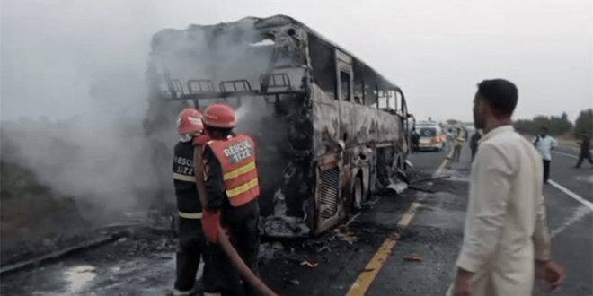 مصرع 20 شخصاً وإصابة 15 آخرين في حادث تصادم شرق باكستان