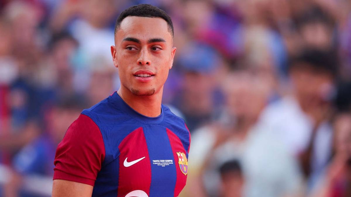 رسميا.. إعارة لاعب برشلونة سيرجينو ديست إلى آيندهوفن